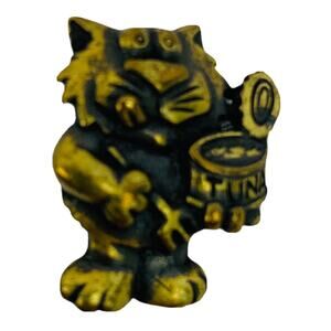 Vintage Signed JJ Lapel Pin Goldtone Distressed Color Cat with Tuna Can 1"